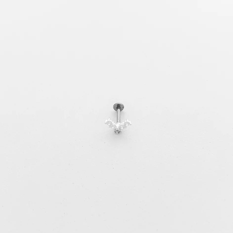 Piercing de Furo em V com Zircônias