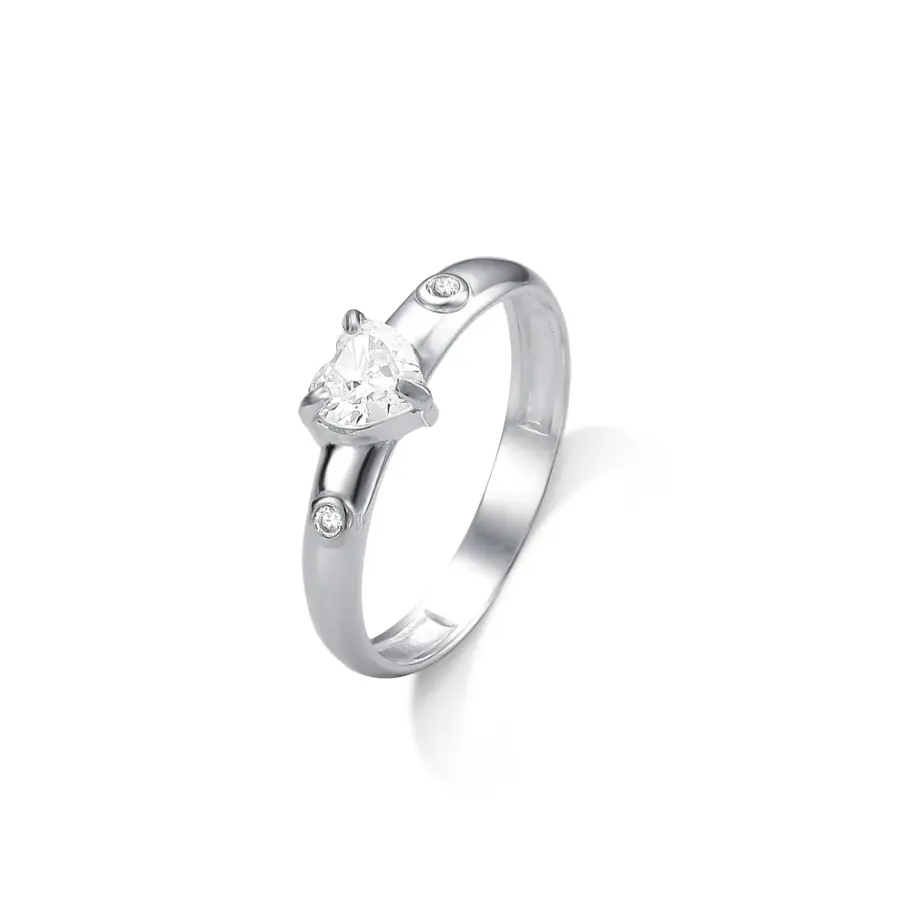 Anel com Zircônia de Coração e Microzircônias em Prata 925