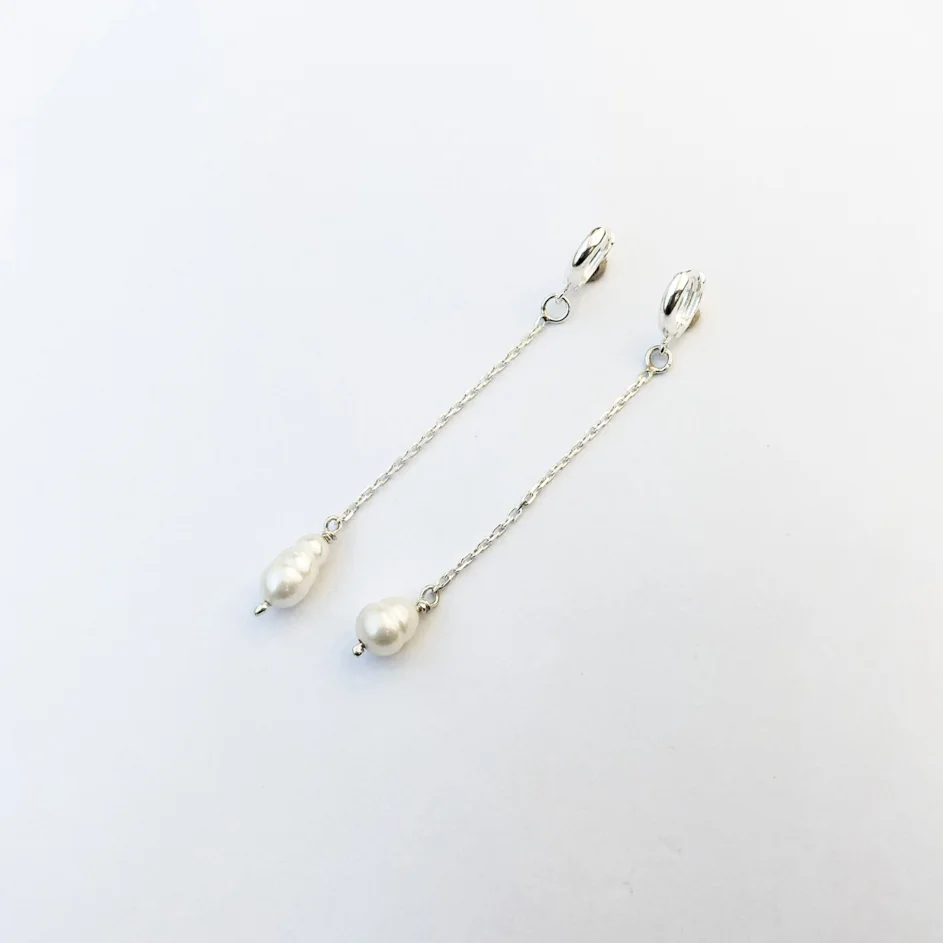 Brinco de Argola com Corrente e Pérola Natural